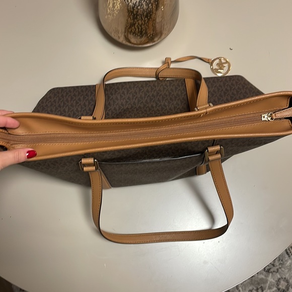 Michael Kors Logo Top-Zip Tote Bag - Picture 4 of 4